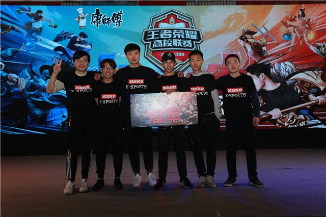 的带领下完 的带领下完